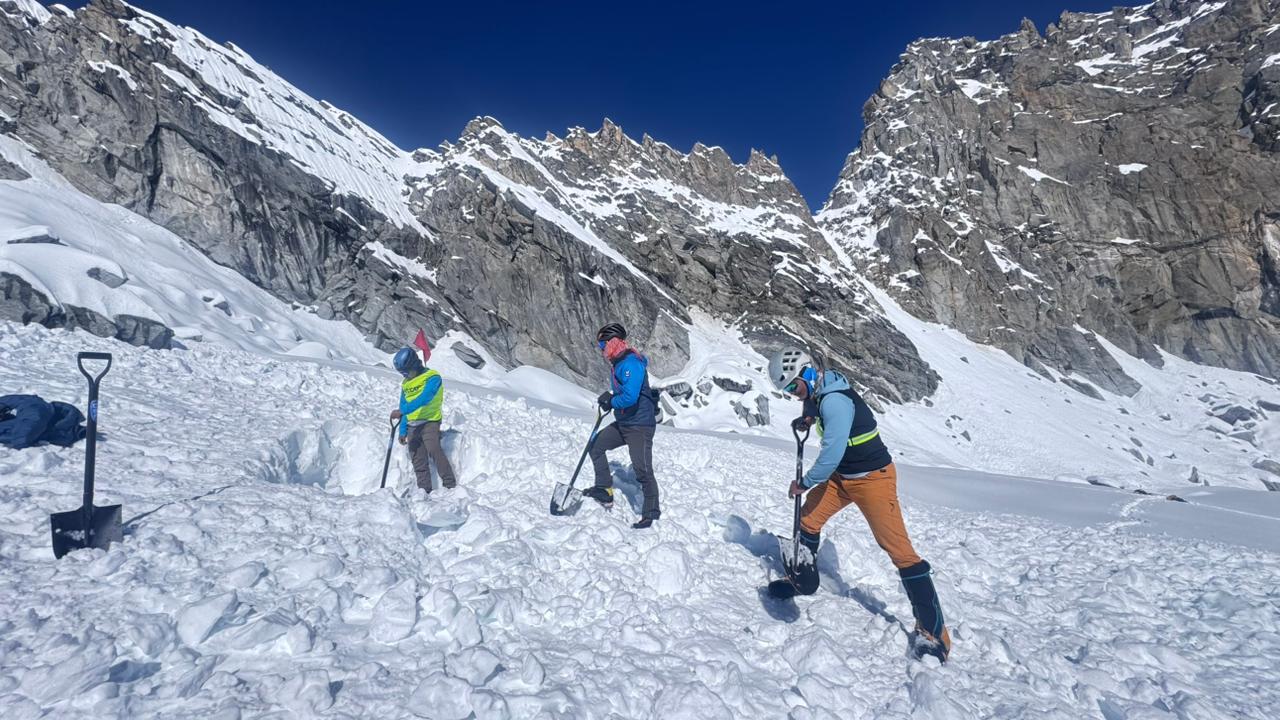 Yalung Ri search team finds crampons, no trace of buried climbers yet